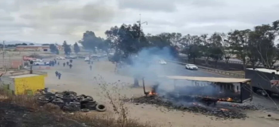 Un comando armado balea un tráiler y provoca incendio en la carretera México–Querétaro