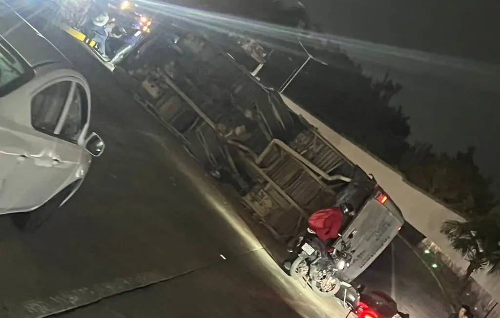 Vuelca camión de pasaje en Veracruz