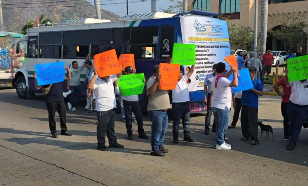 Demandan aumento de tarifa los transportistas de Acapulco