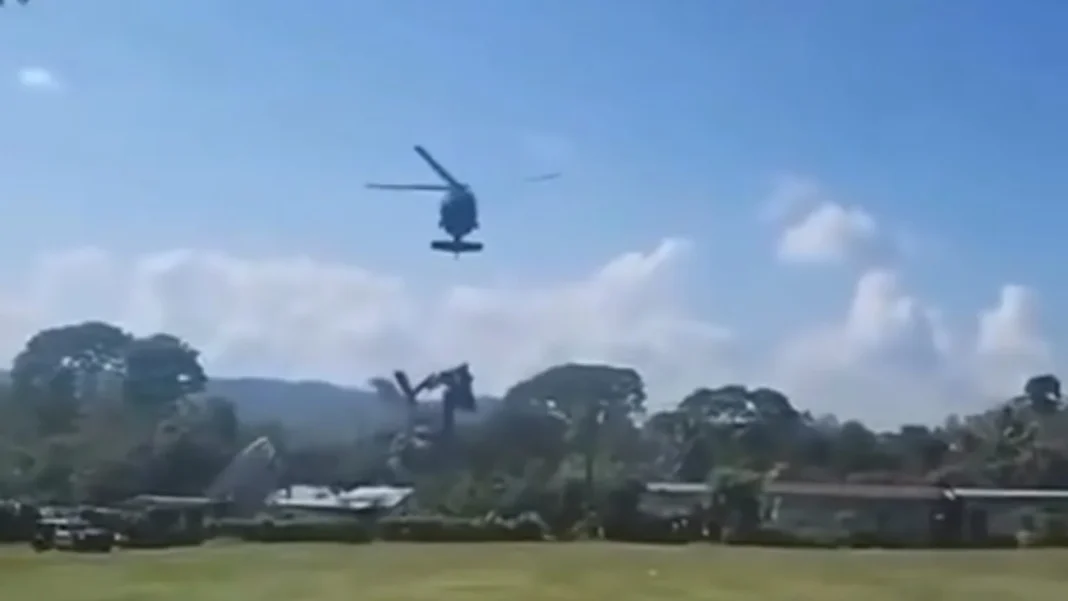 Helicóptero Black Hawk del Secretario de Seguridad de Chiapas Vuela Techos de Casas