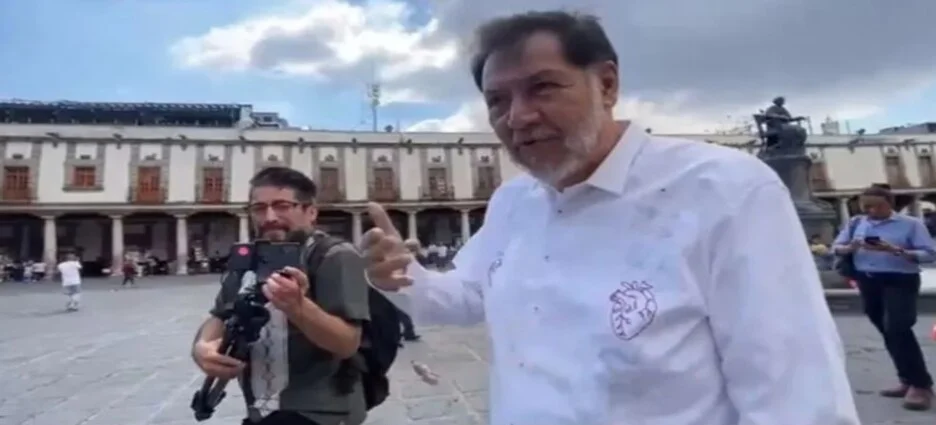 Reclaman a Fernández Noroña en aeropuerto de Tijuana por uso de sala VIP