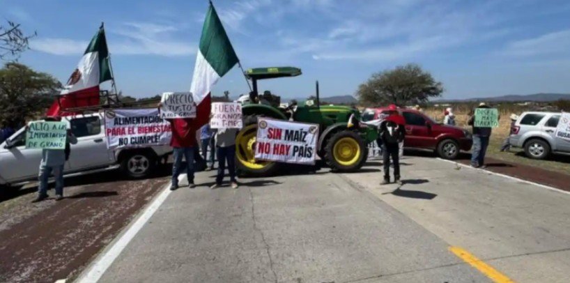 Se registraron bloqueos de transportistas y productores en 11 estados