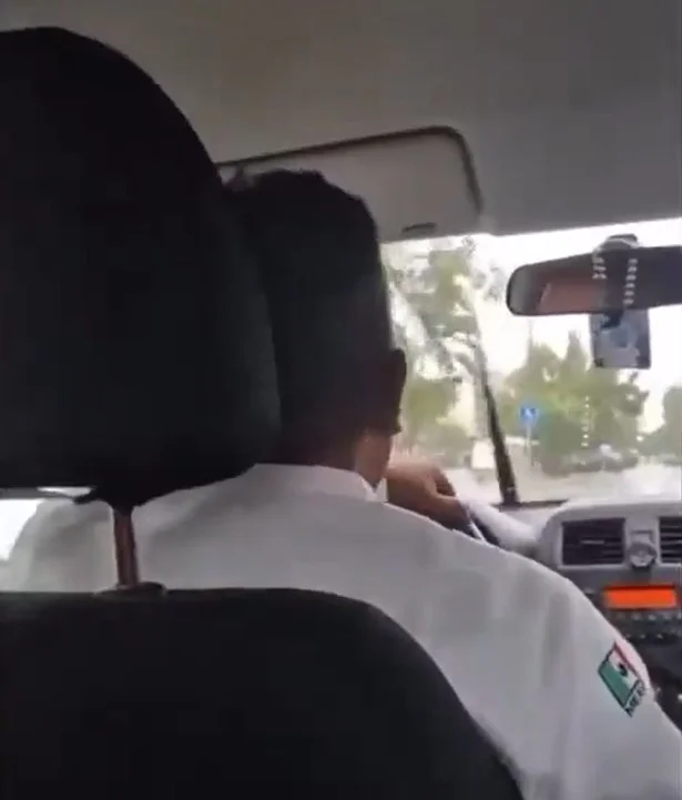 Suspenden a taxista por insultar y retener a turistas