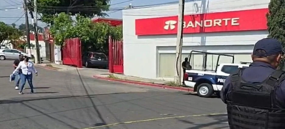 Balean a mujer tras resistirse a un asalto en estacionamiento de Banco