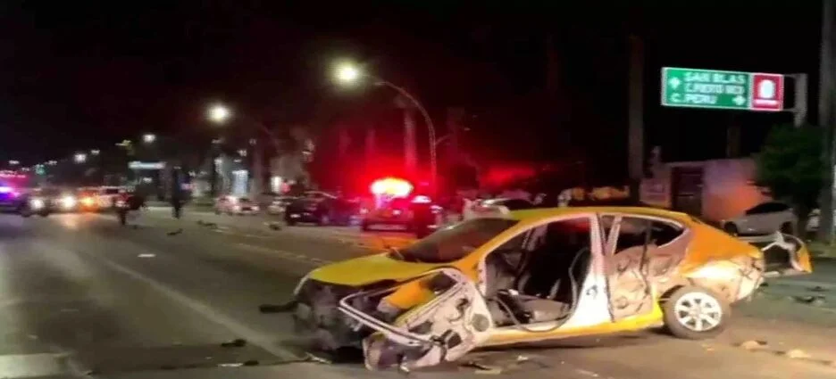 Conductor de taxi vuelca unidad tras presunto exceso de velocidad y alcohol en Tepic