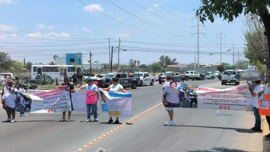 Manifestantes bloquean avenida Adolf Horn por desaparición de tres jóvenes en Tlajomulco y Zapopan