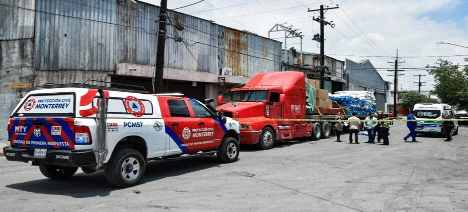 Muere trabajador tras caer de tráiler en Monterrey