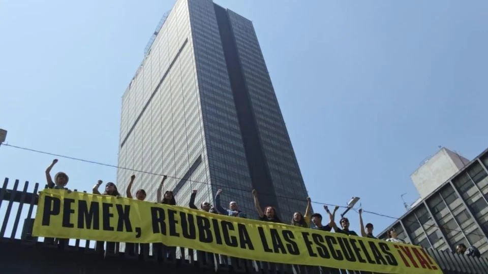 Padres de familia de Tabasco protestan en CDMX exigen reubicar las escuelas cercanas a la refinería de Dos Bocas