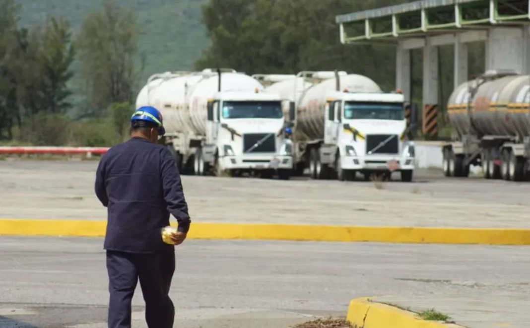 Cumple 24 horas la toma de la planta de almacenamiento de Pemex por profesores de la Sección 22