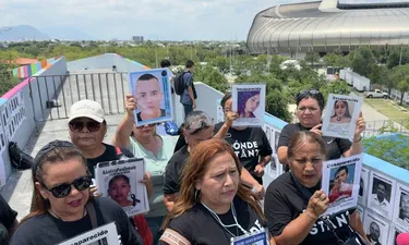 Familiares de desaparecidos protestan frente al Estadio Monterrey durante el Mundial 2026