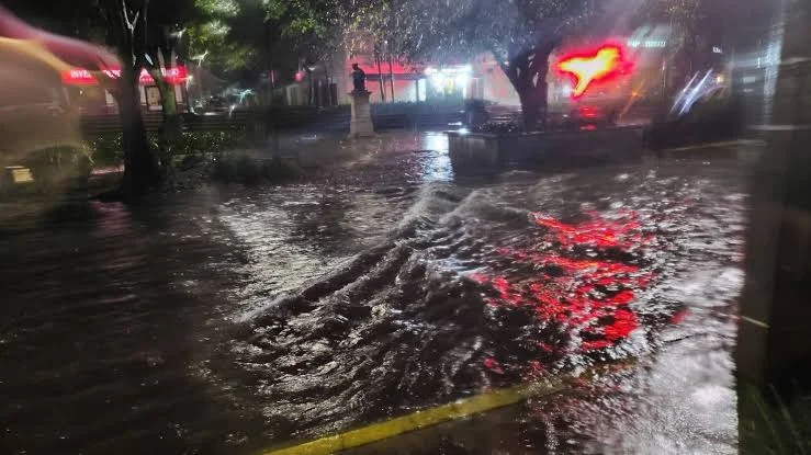 Fuerte lluvia provoca encharcamientos e inundaciones en distintos puntos de Morelia