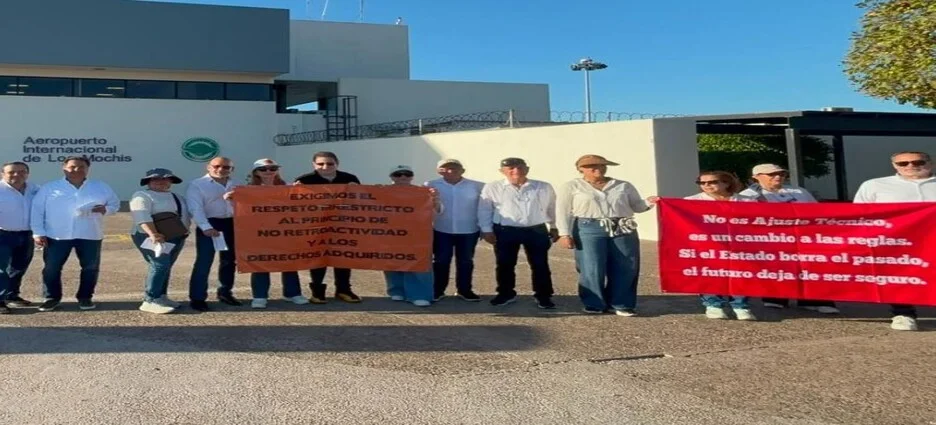 Jubilados de empresas estatales se manifiestan en el Aeropuerto de Monterrey por cambios en sus pensiones