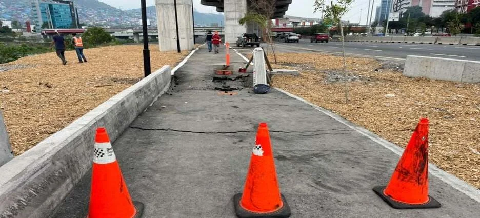Nuevo parque lineal se hunde tras fuertes lluvias en Nuevo León