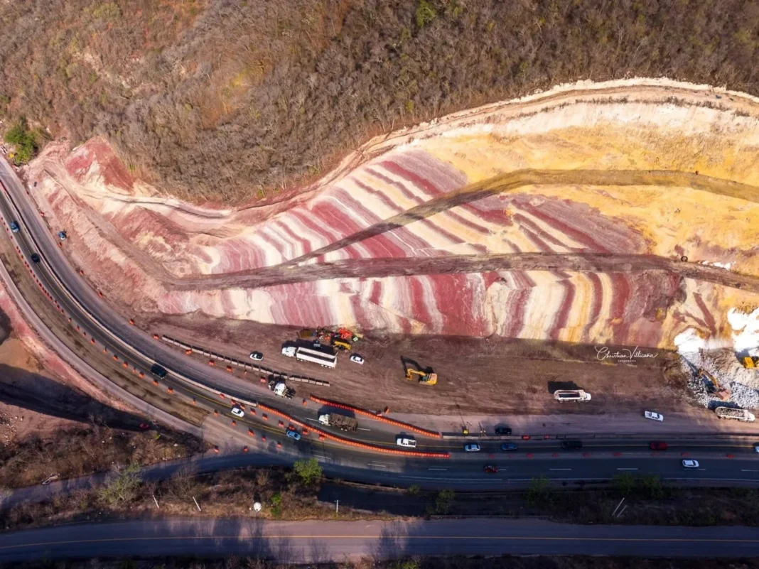 Sedimentación multicolor sorprende en obras de ampliación de La Salada