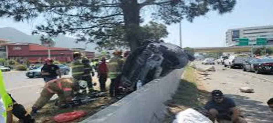 Choque contra muro y árbol deja un muerto y cinco lesionados en Monterrey