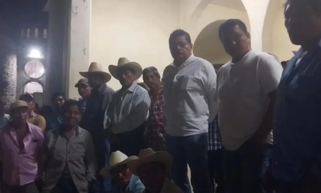 Escala tensión en Guerrero retienen a funcionarios para exigir la liberación de líder indígena del Cipog-EZ