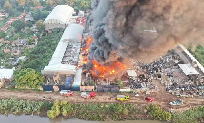 Falla eléctrica provoca incendio en fábrica de Morelia