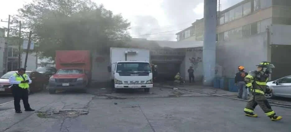 Incendio consume florería