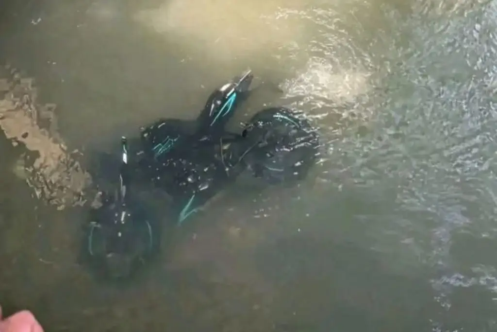 Motociclista muere tras caer con su unidad al río en Ixtaczoquitlán