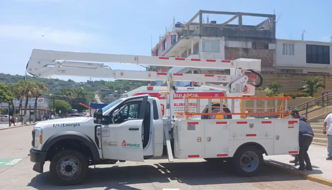 Pemex dona al gobierno de Salina Cruz una grúa para el mantenimiento del alumbrado público