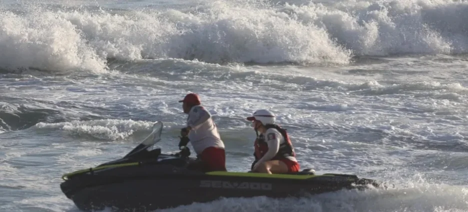 Salvavidas rescatan a tres menores arrastrados por una corriente en playas de Mazatlán