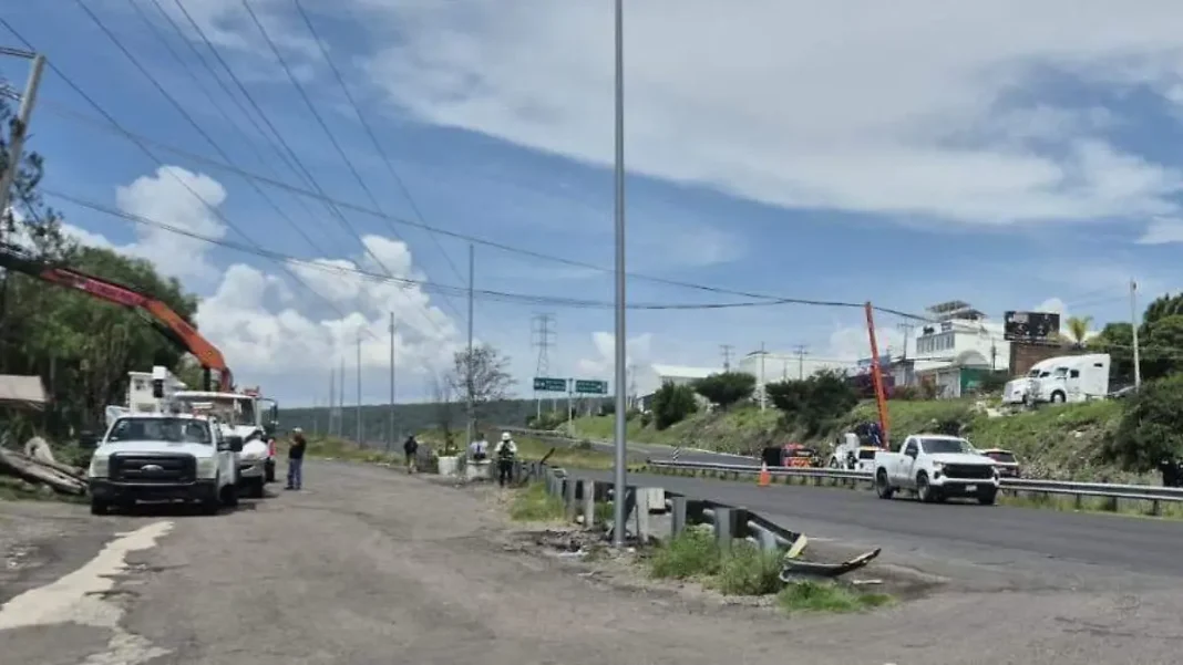 Suspenden circulación en Libramiento Surponiente por cables de alta tensión