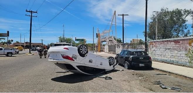 Taxi se volcó luego de un choque en Puerto Peñasco