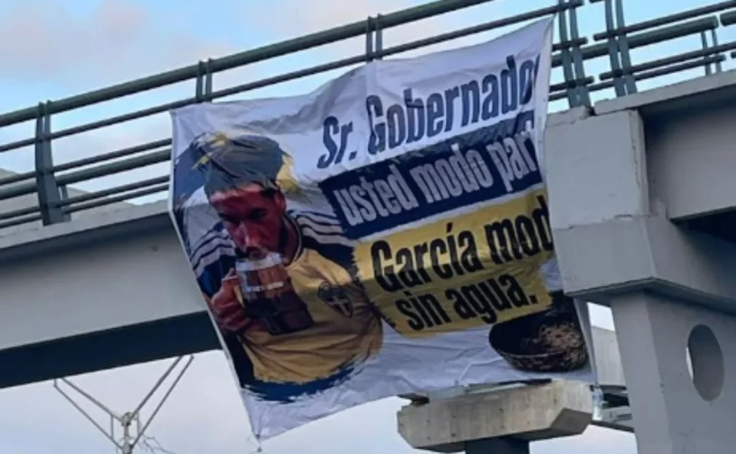 Vecinos de García colocan mantas de protesta por la falta de agua en Nuevo León