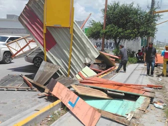 Vientos derriban estructura y dañan vehículo en plaza de Río Bravo