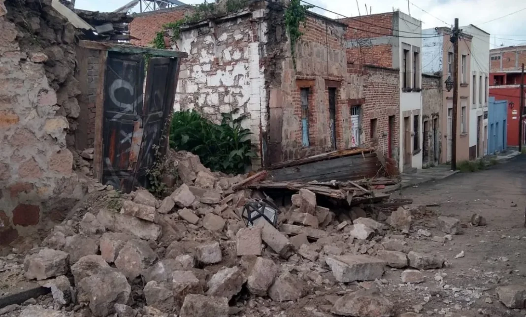 Colapsa barda de casa abandonada en el Centro Histórico de Morelia