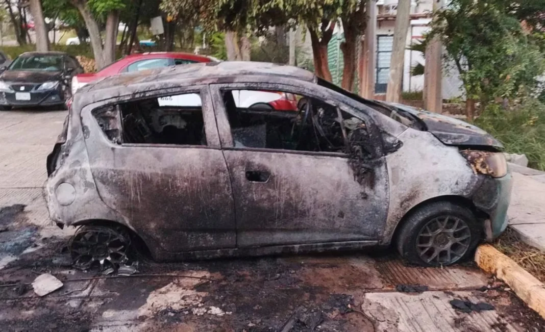 Incendian dos vehículos