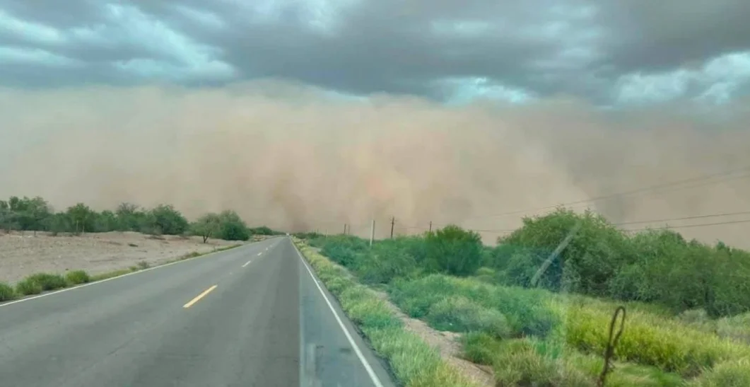 Inmensa cortina de polvo sorprende en carretera de Caborca