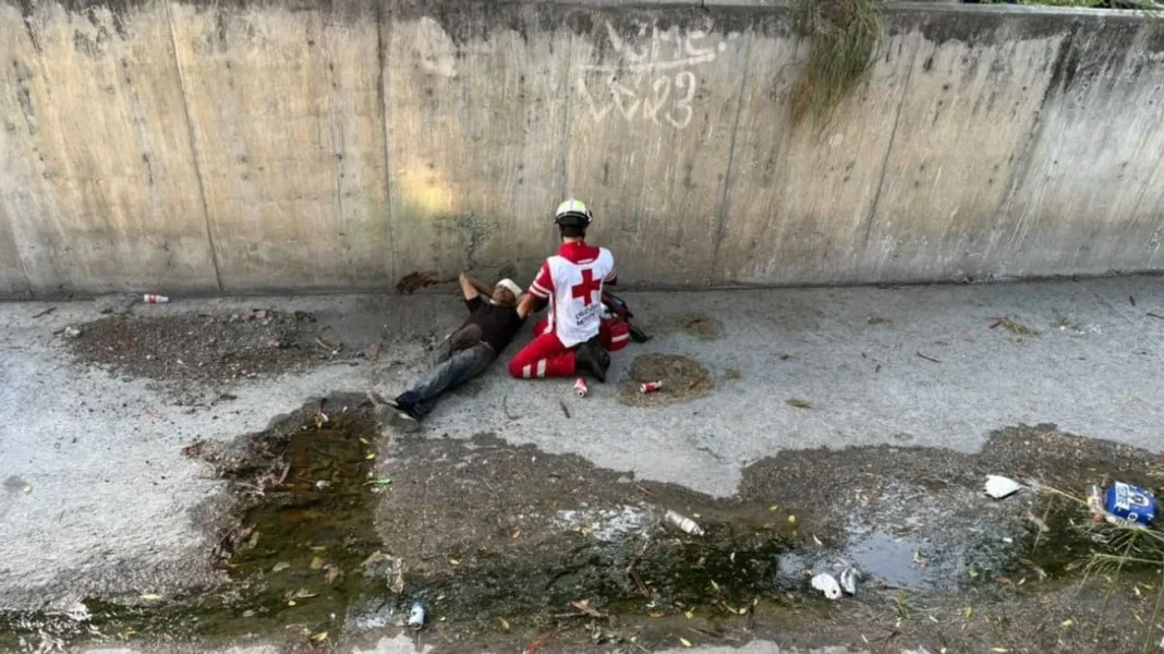 Rescatan a hombre tras caer tres metros a un canalón en Monterrey