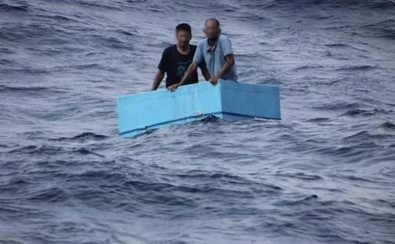 Rescatan con vida a dos pescadores de Chiapas tras sobrevivir cinco días a la deriva