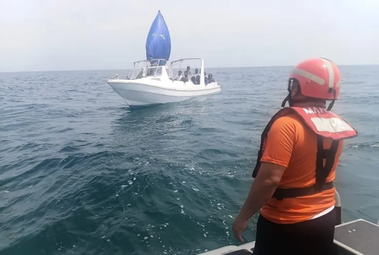 Rescatan frente a Chicxulub Puerto, una lancha con 16 personas presuntamente de procedencia cubana