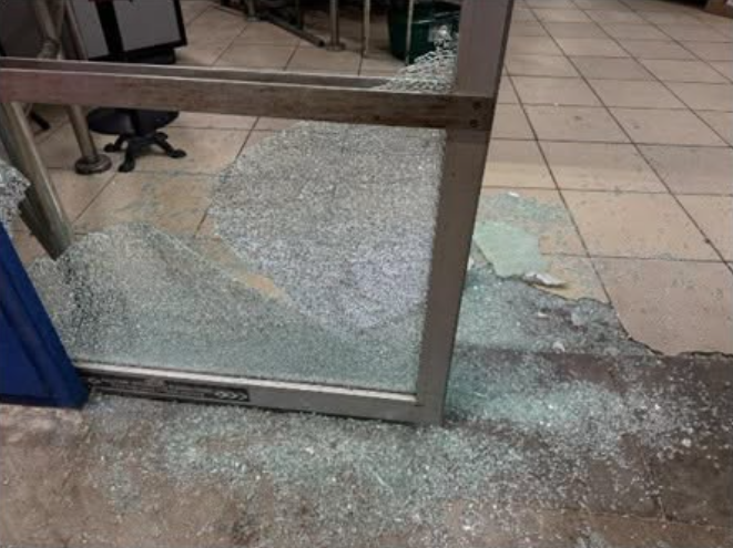 Rompen puerta de cristal de tienda “La Especial” en Peñasco