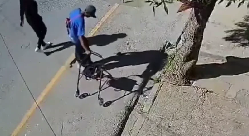 Video capta cómo le roban andadera a mujer de la tercera edad en Saltillo