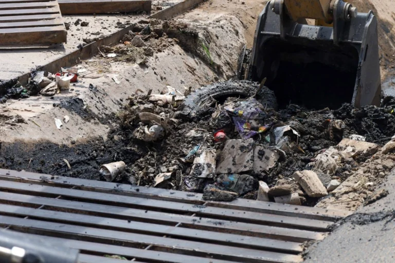 Basura y hasta refrigeradores obstruyen los drenes de Pachuca