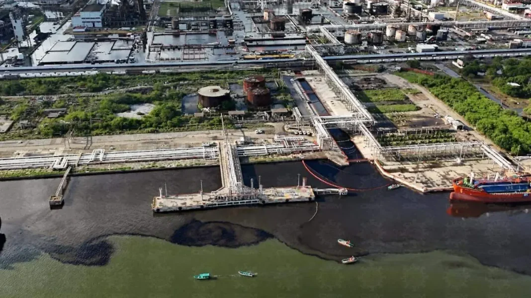 Derrame de hidrocarburo afecta actividad pesquera y comercial en el río Pánuco