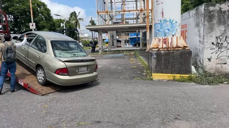Detienen a dos hombres mientras empujaban un automóvil con reporte de robo en Tepic