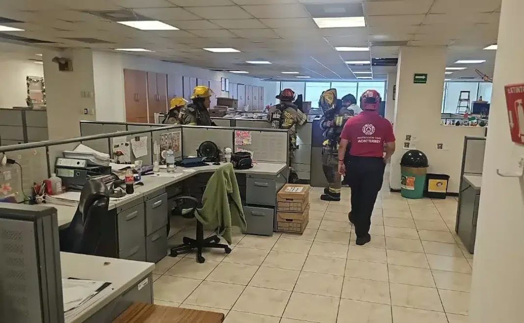 Evacuan a 209 personas por conato de incendio en oficinas del SAT de Monterrey