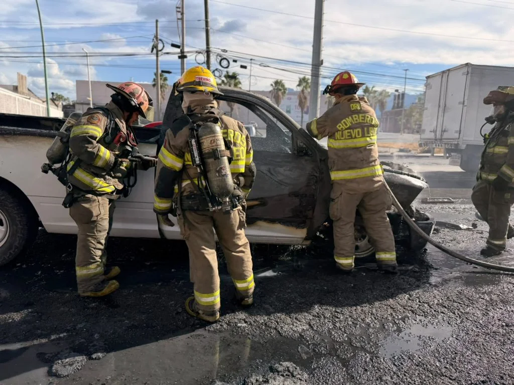 Incendio de camioneta moviliza a cuerpos de emergencia en Monterrey