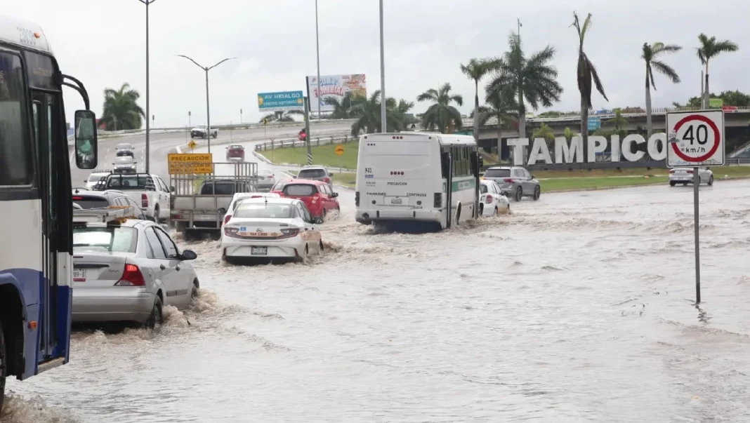 Lluvias generan inundaciones y complican el tránsito en Tampico