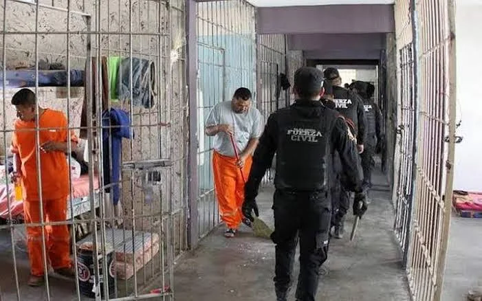 Localizan celulares y presunta droga durante revisiones en penales de Chiapas