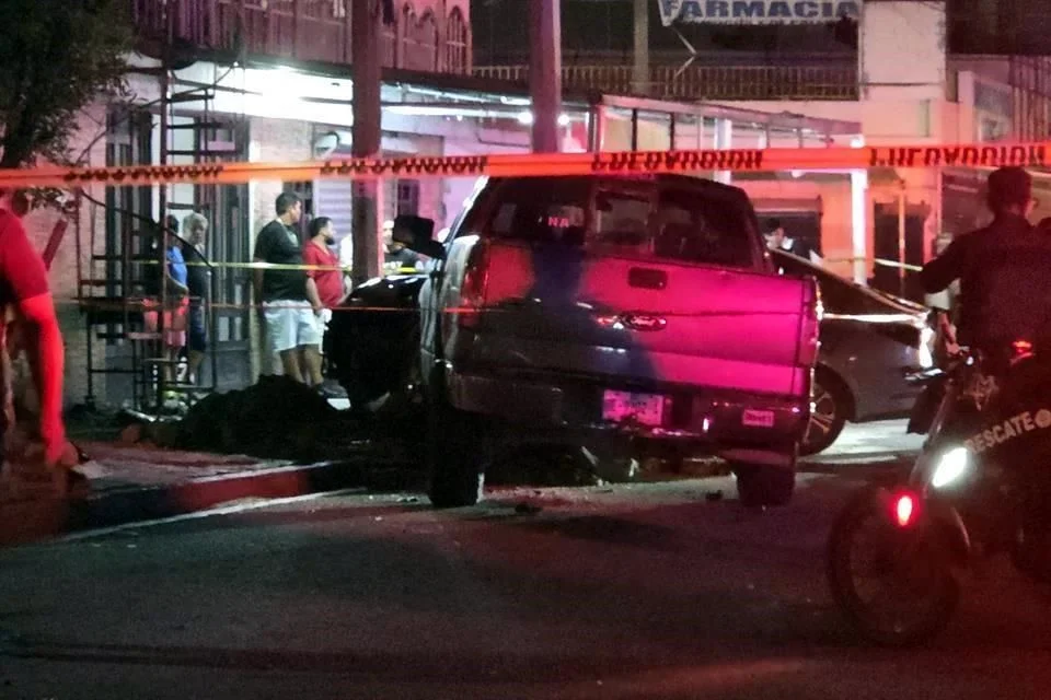 Mujer muere arrollada frente a su casa en Monterrey
