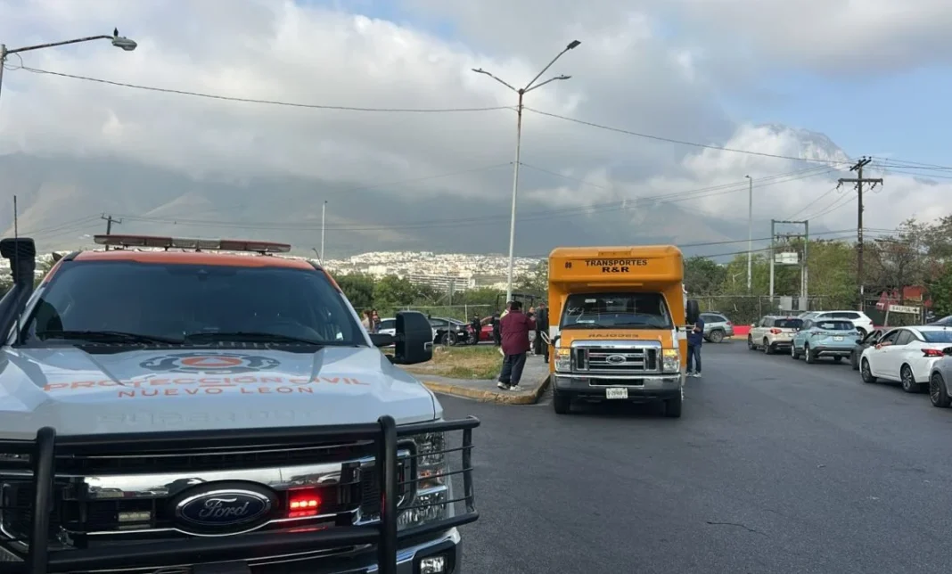 Niña de 10 años resulta lesionada al caer de transporte escolar en Monterrey