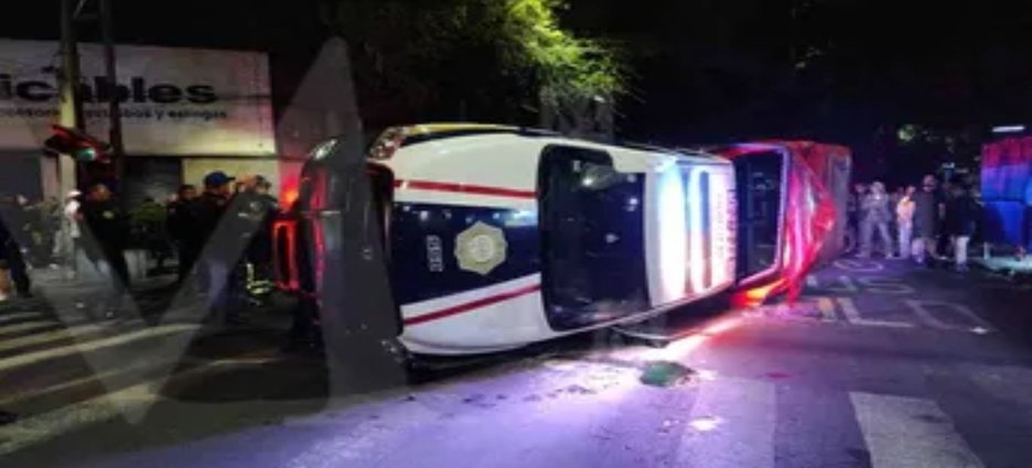 Patrulla de la Policía Bancaria vuelca tras choque en la colonia Doctores