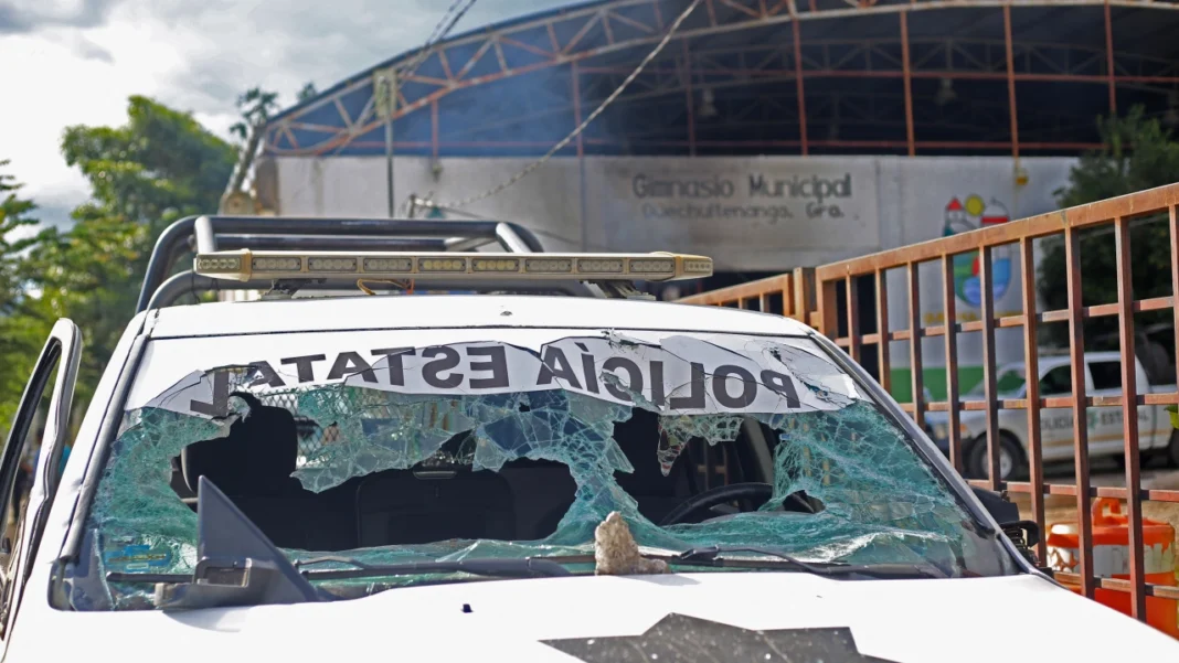 Retienen a 29 policías