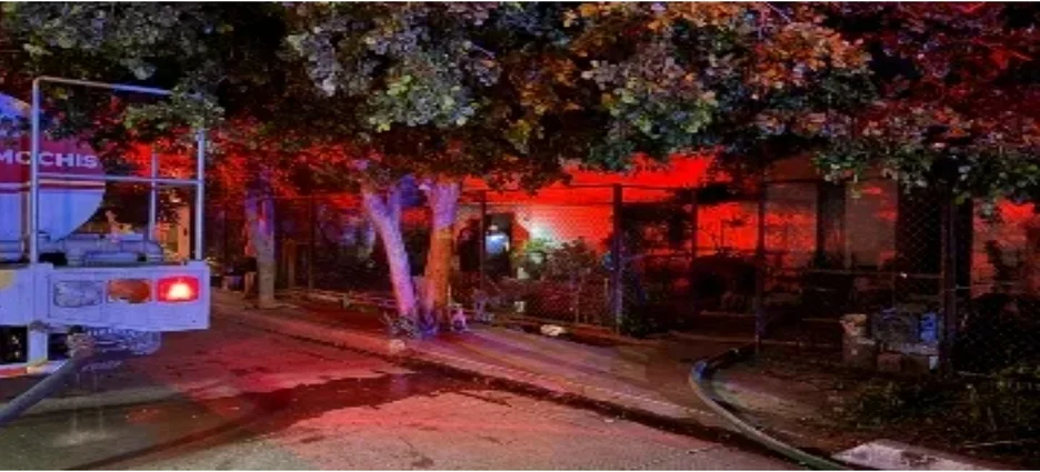 Vecinos arriesgan su vida para rescatar a hombre atrapado en incendio en Los Mochis