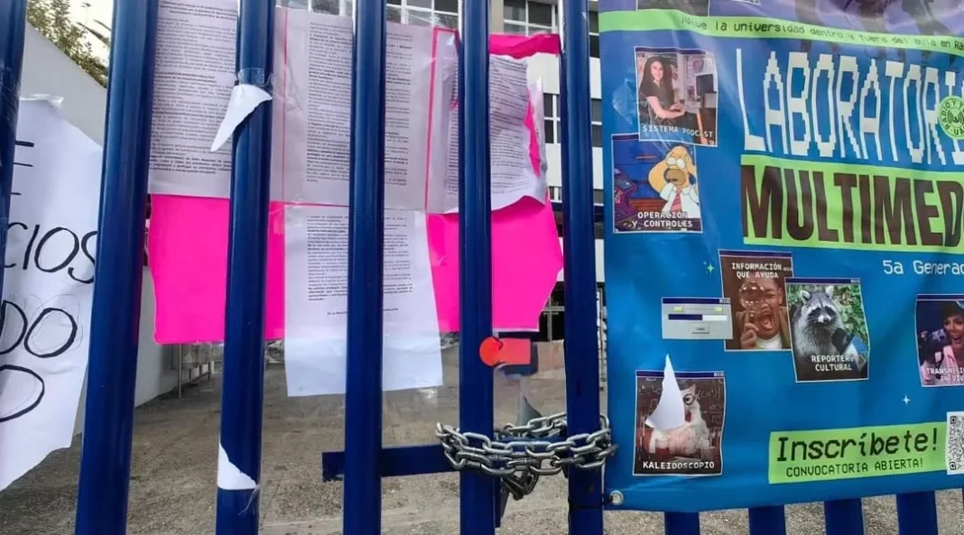 Alumnos de la FCA-UASLP liberan acceso, pero mantienen manifestación